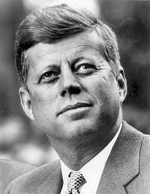 Archivo:John F. Kennedy, White House photo portrait, looking up