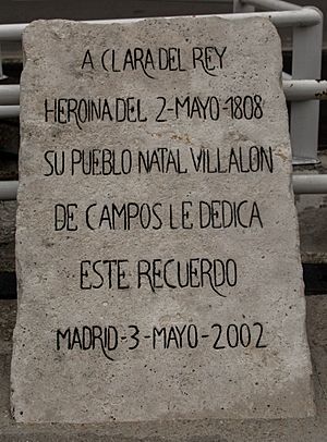Archivo:Lápida Clara del Rey - jardines de mario benedetti madrid