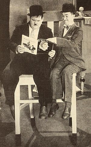 Archivo:Laurel & Hardy reading The New Movie