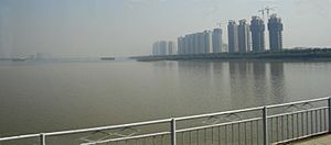 Archivo:Luoyang-most.przez.rzeke.LuoHe.przed.ujsciem.do.HuangHe