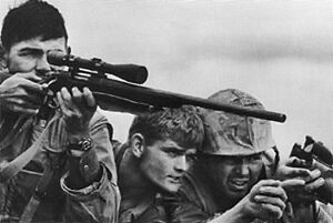 Archivo:Marine Corps sniper team, Khe Sanh Valley