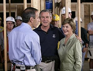 Archivo:Matt Lauer talks with President George W. Bush and Laura Bush