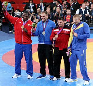 Archivo:Medalists at the Men's 120 kg Greco Roman Wrestling