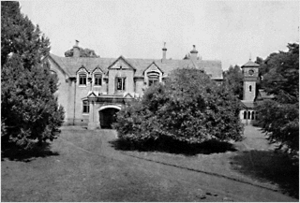 Archivo:Ooty, Front of Stonehouse, 1905