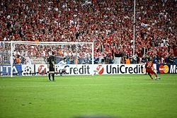 Archivo:Philipp Lahm Petr Cech penalty kick Champions League Final 2012
