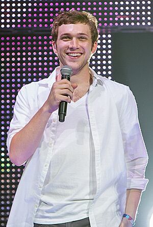 Archivo:Phillip Phillips at the American Idols Live! Tour 2012 at Seattle Center's Key Arena, July 2012