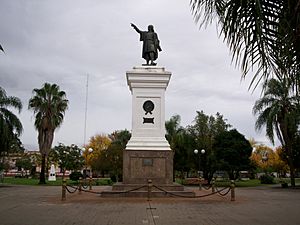 Archivo:Plaza Colón (Monte Caseros).