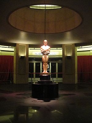 Preparing for the 84th Annual Academy Awards - giant Oscar statue (6787512754).jpg
