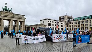 Archivo:Protest von Tibetern und Uiguren vor dem Brandenburger Tor gegen die Olympischen Spiele Beiing 2022 05 (cropped)