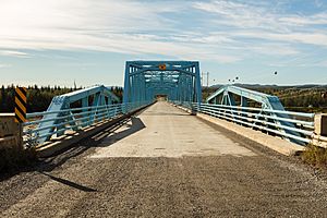 Archivo:Puente sobre el río Pelly, Pelly Crossing, Yukón, Canadá, 2017-08-27, DD 05