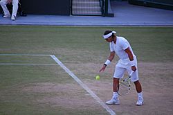Archivo:Rafael Nadal at the 2010 Wimbledon Championships 03