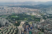 Archivo:Seoul Olympic Park from Lotte World Tower