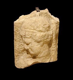 Archivo:Stèle albâtre syrie Aruad Arados Louvre AO4815