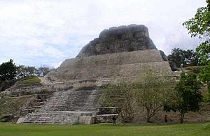 Archivo:Xunantunich main temple