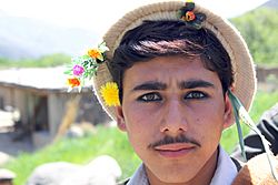 Archivo:Young Pashai man with flowers in his hair