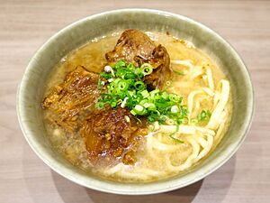 Archivo:ソーキそば（沖縄そば専門やんばる・有楽町交通会館）20240608-P1043176