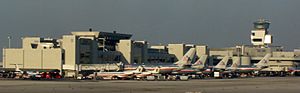 Archivo:AA terminal at MIA 10 2004