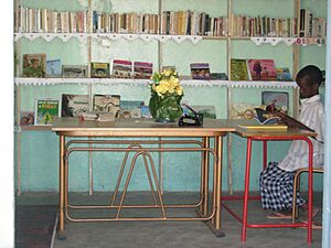 Archivo:A child reads a book at the Alo Aska Library in Ali Sabieh, Djibouti, Dec. 25, 2011 111025-A-ZZ123-001