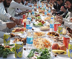 Archivo:Afghan men feasting