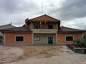 Archivo:Ayuntamiento de Monterrubio de Armuña