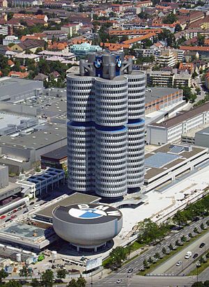 Archivo:BMW-Gebäude