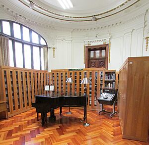 Archivo:BNCL - Sala Arnaldo Tapia (Vista interior) - Panorama 04