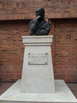 Archivo:Busto de Alvaro Goméz Hurtado en U. Sergio Arb Calle 74 Btá