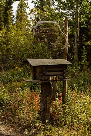 Archivo:Buzón en el Refugio Nacional de Vida Silvestre Tetlin, Alaska, Estados Unidos, 2017-08-24, DD 39
