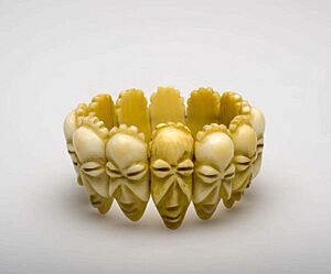 Archivo:COLLECTIE TROPENMUSEUM Ivoren armband bestaande uit losse schakels in de vorm van maskers TMnr 2947-1