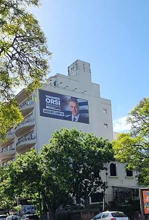 Archivo:Cartelería política de Yamandú Orsi para balotaje - Elecciones Uruguay 2024