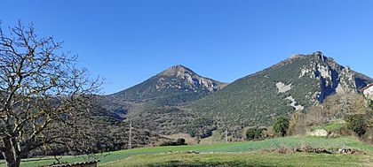 Archivo:Churregui (izquierda) y Gaztelu (derecha) vistos desde Atondo