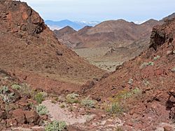 Archivo:Death Valley Jubilee Mountain gully 1