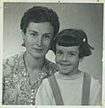 Edna Iturralde con su mamá a los 4 años
