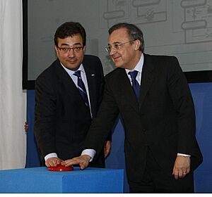Archivo:Fernández Vara y Florentino Pérez, Presidente de ACS en la inauguración de una Termo solar en Torre de Miguel Sesmero (4386431377)