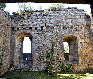 Archivo:Finestres des de l'interior d'una estança del castell de Granera (2011)