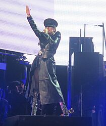 Archivo:Gaga Coachella Scheiße (cropped2)