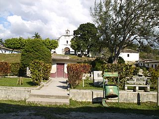Archivo:Iglesia y Parque en Belén
