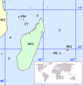 Mapa de las islas Dispersas: 1 - Bassas da India; 2 - Isla Europa; 3 - Islas Gloriosas; 4 - Juan de Nova; 5 - Isla Tromelin (KM : Islas Comoras, MG : Madagascar, MU : Mauricio, MZ : Mozambique, RE : Reunión, YT : Mayotte)