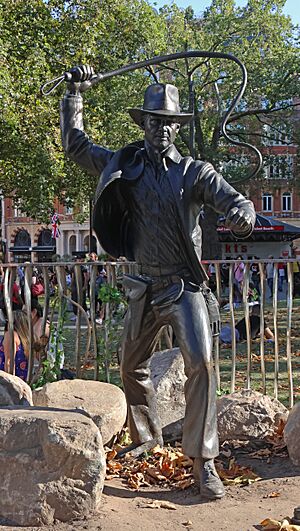 Archivo:Indiana Jones Statue Leicester Square