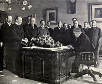 Archivo:Jules Cambon signs Treaty of Paris, 1899