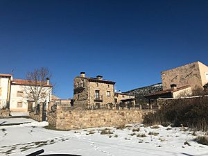 Archivo:La Póveda (Soria), nevada, al fondo edificios de piedra