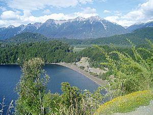 Archivo:Lago Espejo desde mirador en ruta 231