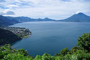 Archivo:Lago de Atitlán en Guatemala