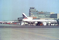 Archivo:Lockheed L-1011-385-1 TriStar 1 N726DA Delta Air Lines, Montreal (Dorval), July 1984. (5529766545)