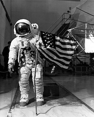 Archivo:Lovell deploying the flag