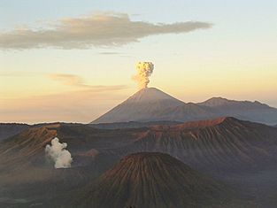 Archivo:Mahameru-volcano