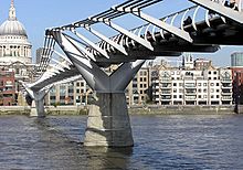 Archivo:Millennium Bridge750pix