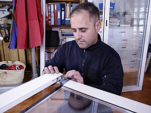 Archivo:Muntador de finestres d'alumini (Alginet, País Valencià) 3