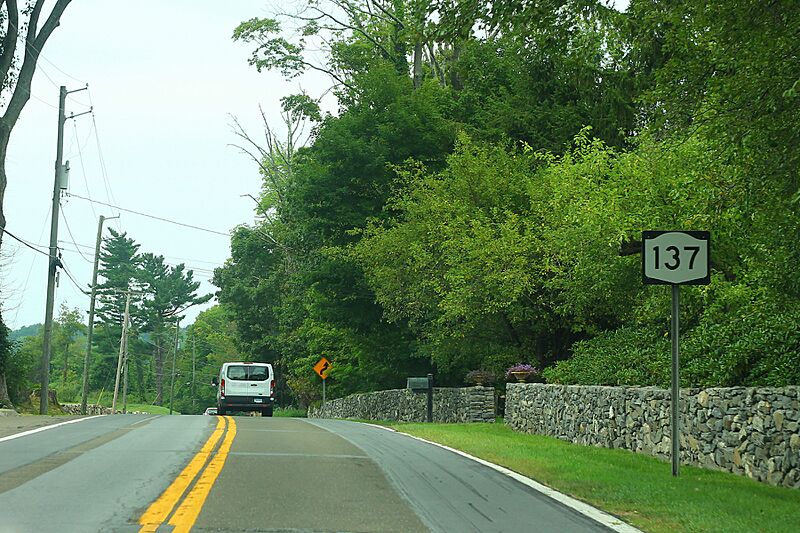 NY137nSignRoad (32247255613)