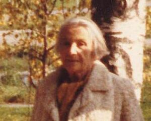 Archivo:Nathalie Sarraute in a park, 1983 (cropped)